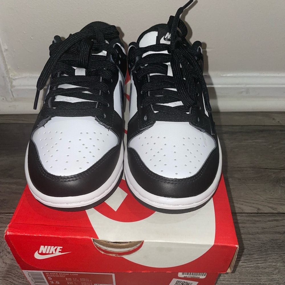 BRAND NEW W Nike Dunk. Size W5. Never wore them, comes in original box.!